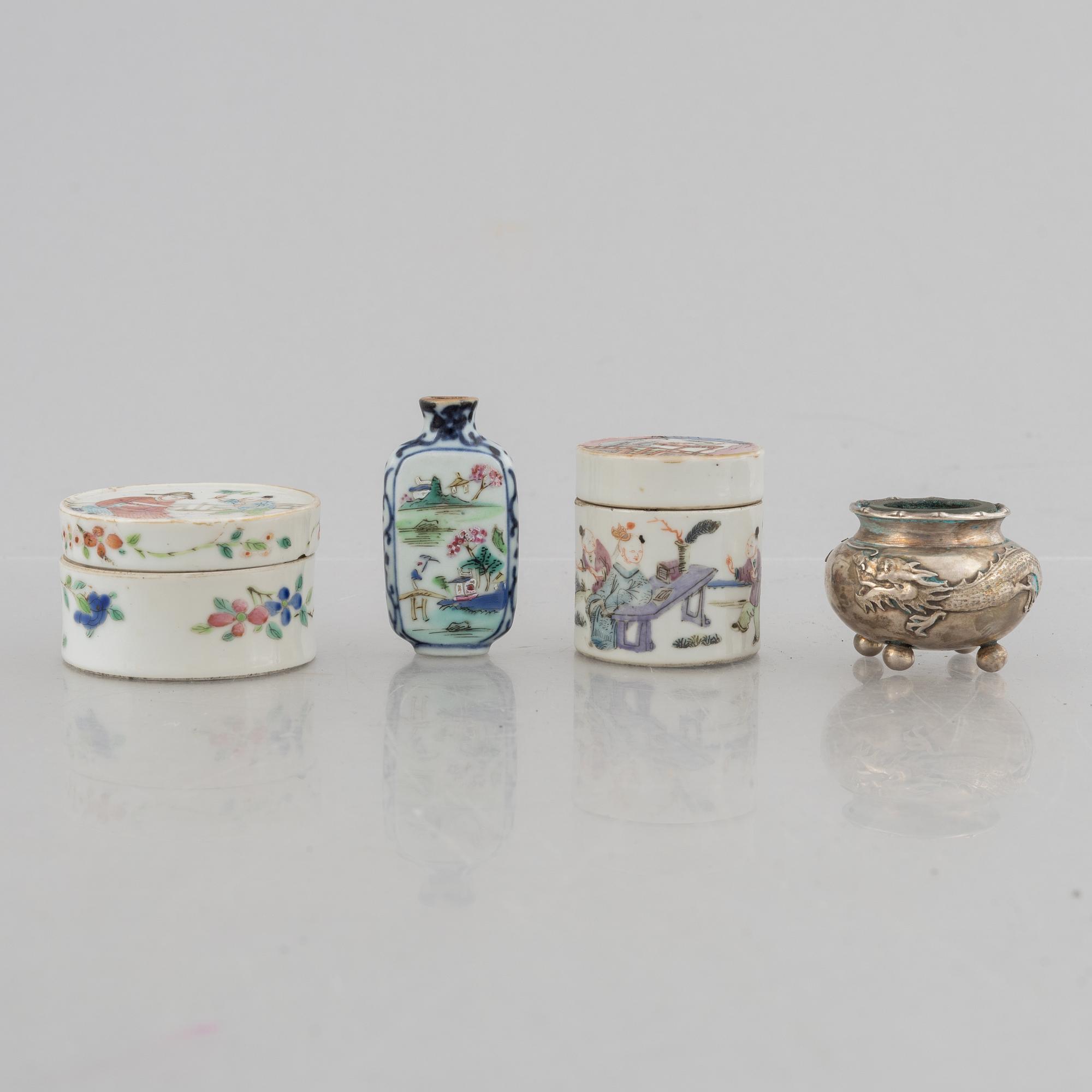 A silver salt cellar, a porcelain snuff bottle and two small boxes, China, late Qing dynasty/early 20th century.