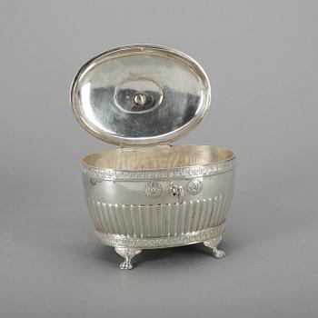 KAFFE- och TE-SERVIS, 4 delar, silver, gustaviansk stil, Axel Bergman, Stockholm, 1910. Total vikt ca 1425 g.