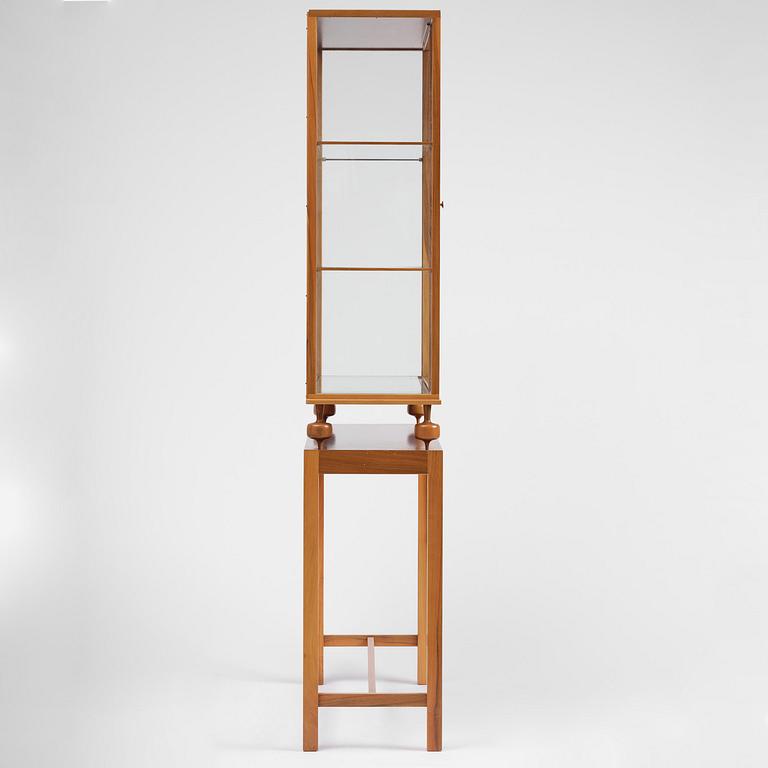 Josef Frank, a walnut showcase cabinet model "B 2077", Firma Svenskt Tenn.