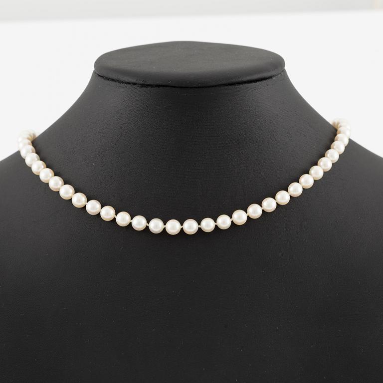 Pärlcollier med odlade pärlor, lås 18K vitguld med små briljantslipade diamanter.