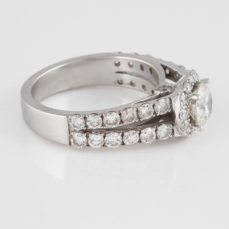 RING, 18K vitguld med briljantslipad diamant ca 0.80 ct samt små briljantslipade diamanter ca 6.30 ct. Vikt 6,3 gram.