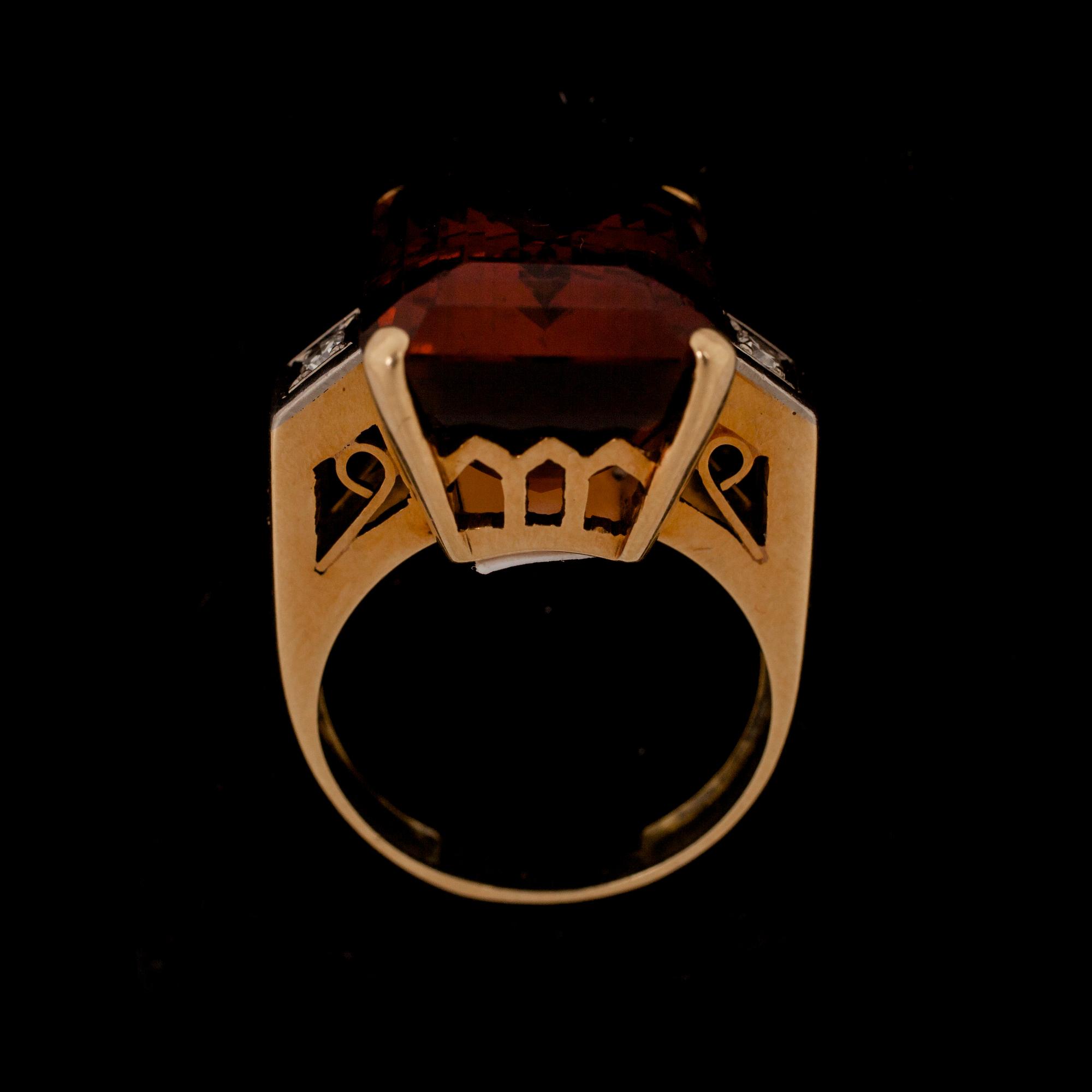 RING, 18 k guld samt vitguld med rökkvarts samt åttkantslipade diamanter. Vikt ca 10 g.