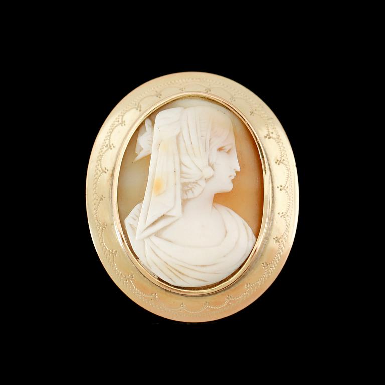 RING, 18 samt 14 k guld, med skuren snäckskalskkamé.