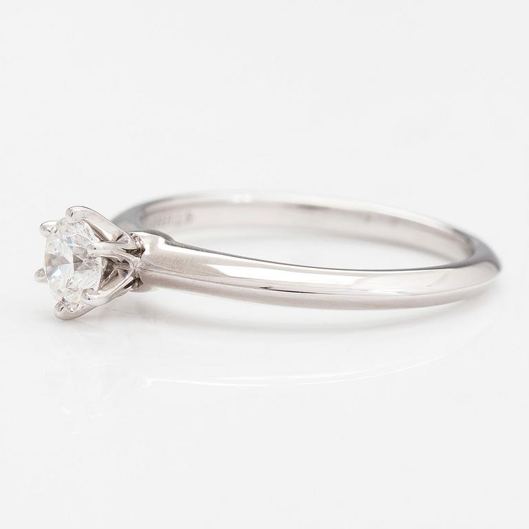 Tiffany & Co, Ring, platina med briljantslipad diamant 0.38 ct. Med certifikat.