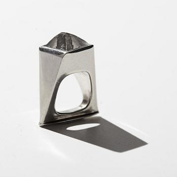 151. Vivianna Torun Bülow-Hübe, a white gold and facet cut rock crystal ring, executed in her own workshop 1964.