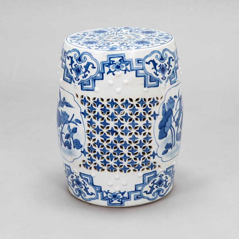 A modern manufacturing blue and white Chinese garden porcelain seat.