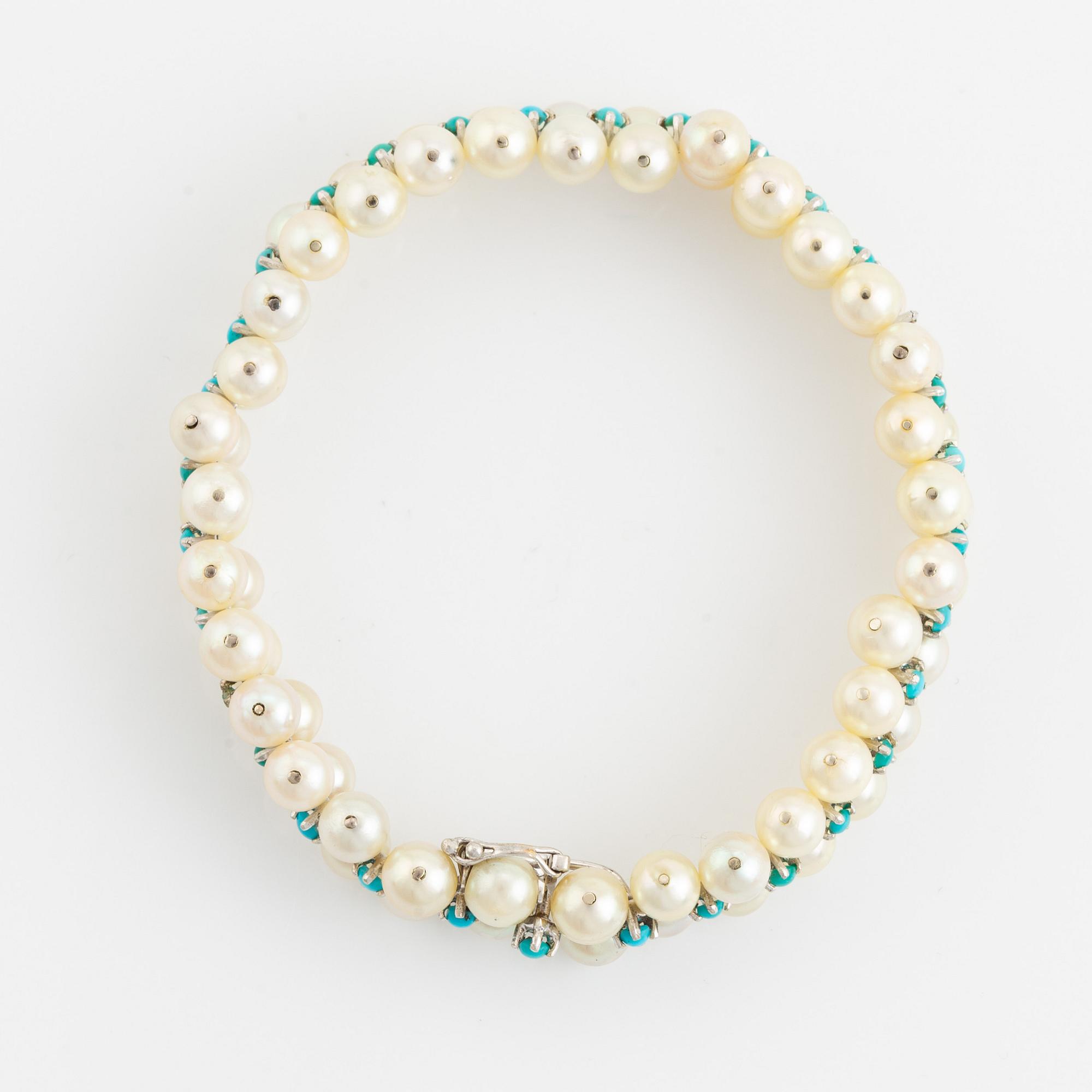 An 18K gold and cultured pearl bracelet.