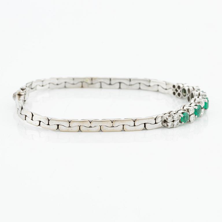 Bracelet in 18K white gold with emeralds and brilliant-cut diamonds.