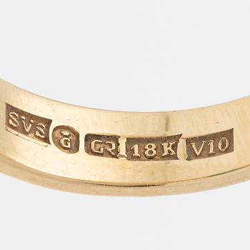 Ring 18k guld med en fasettslipad smaragd och runda briljantslipade diamanter.