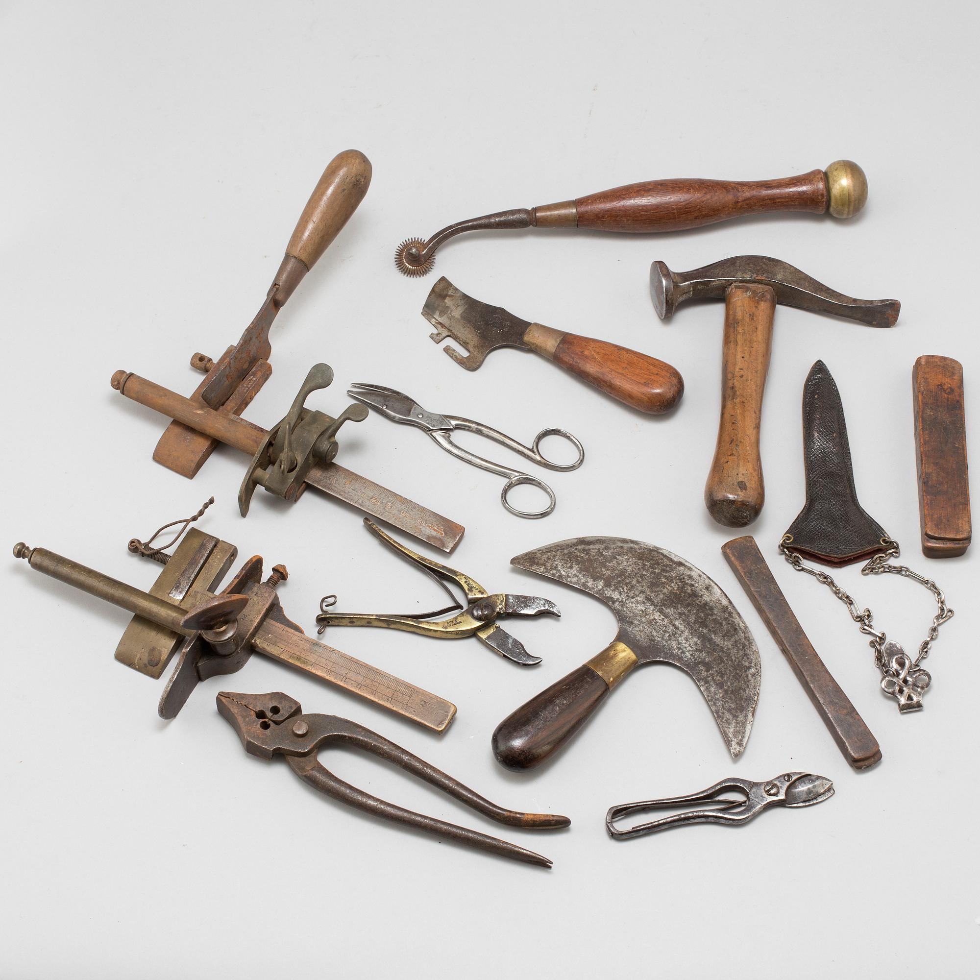 A COLLECTION OF 12 TOOLS, 19TH CENTURY.