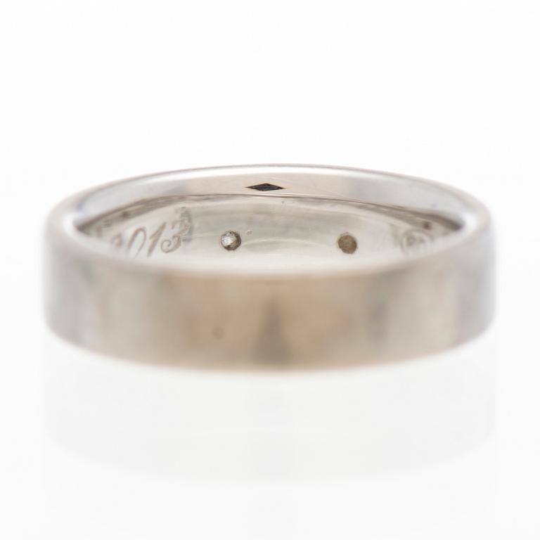 RING, briljantslipade diamanter, 14K vitguld. Kultasepät Andreasen, Tammerfors 2013.