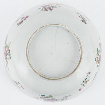 A famille rose punch bowl and two plates, Qing dynasty, Qianlong (1736-95).