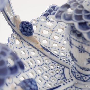 Royal Copenhagen, kandelaber, porslin, "Musselmalet Helblonde", modell 1006, Danmark, 1969-73.