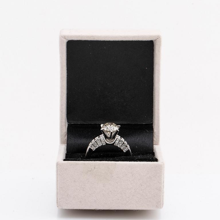 RING 14K vitguld m 1 briljant ca 1,8 ct, ca L-M VS, sidostenar ca 0,25 ct totalt.