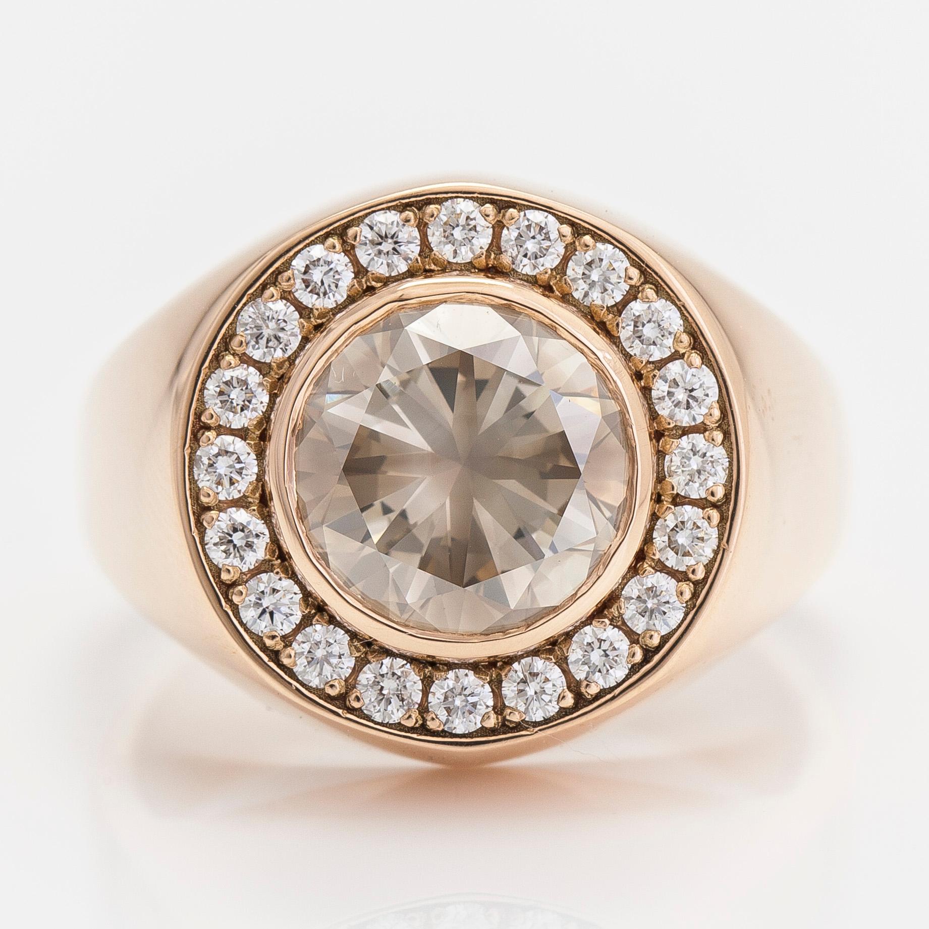 Ring, 14K guld, med briljantslipade diamanter totalt ca 4.80 ct. Jarkko Perälä, Vasa. Med SJL- intyg.