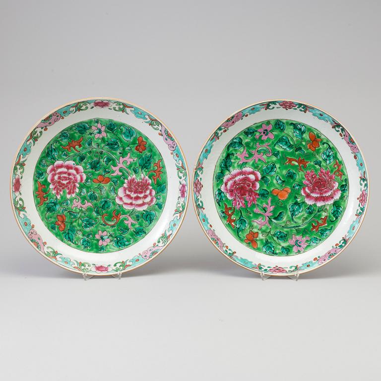 A large pair of famille rose porcelain dishes, Qing dynasty, 19th century.