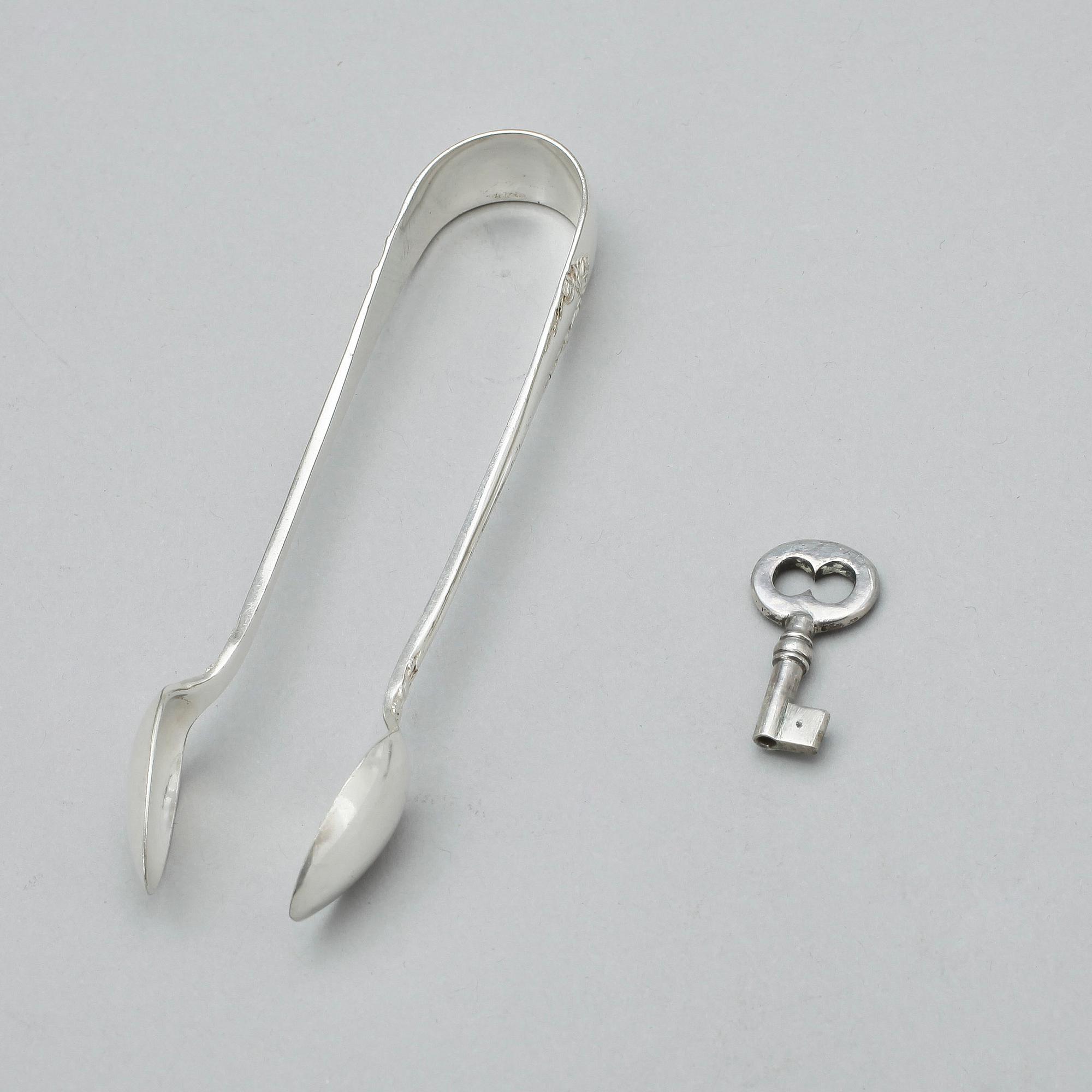 KAFFESERVIS, 3 delar, silver, empirestil, CG Hallberg, Stockholm 1910. Tot ca 1300 gram.