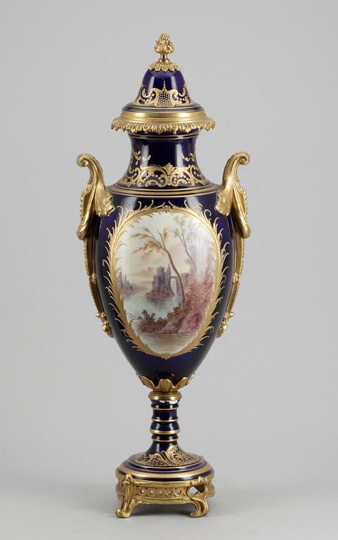 URNA med LOCK, porslin och brons, okänd tillverkare, sekelskifte 1900-tal.