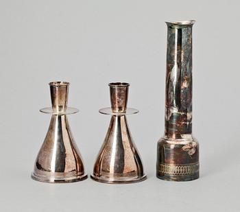 LJUSSTAKAR ett par SAMT VAS, silver, Tesi, Göteborg 1961 resp GAB, Vera Ferngren, Stockholm 1968.