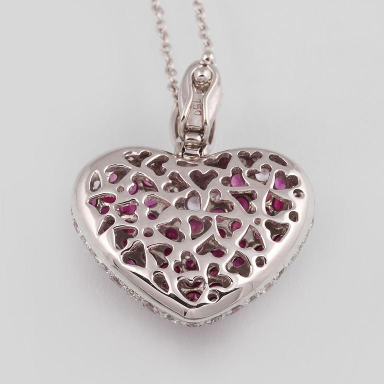 HÄNGE, 18K vitguld med fasettslipade diamanter ca 0.60 ct, rubiner ca 2.31 ct samt rosa safirer ca 0.68 ct. Vikt 7,8 g.