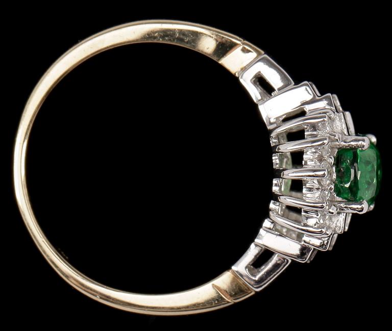 RING, 14k guld och vitguld med oval tsavorit ca 1,5 ct och olikslipade diamanater. Vikt ca 3,6 gram.