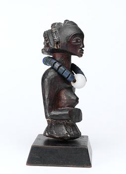 FETISCH. Trä med halsband av glaspärlor. Luba-stammen. Kongo omkring 1900. Höjd 18 cm.