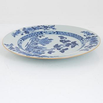 A blue and white Chinese export porcelain dish, Qing dynasty, Qianlong (1736-95).