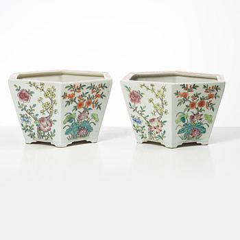 Ytterfoder, ett par, porslin, Kina, modern tillverkning.