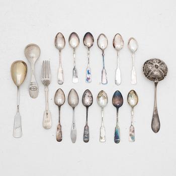A set of Finnish silver cutlery, including Kultakeskus Oy, Hämeenlinna 1965 (16 pieces).