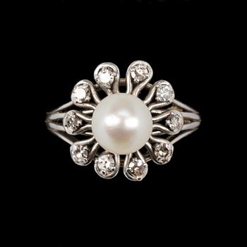 RING, 18k vitguld med åttkantslipade diamanter och pärla.