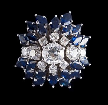 RING, gammalslipade diamanter, mittsten ca 1 ct. samt blå safirer. 1960-tal.