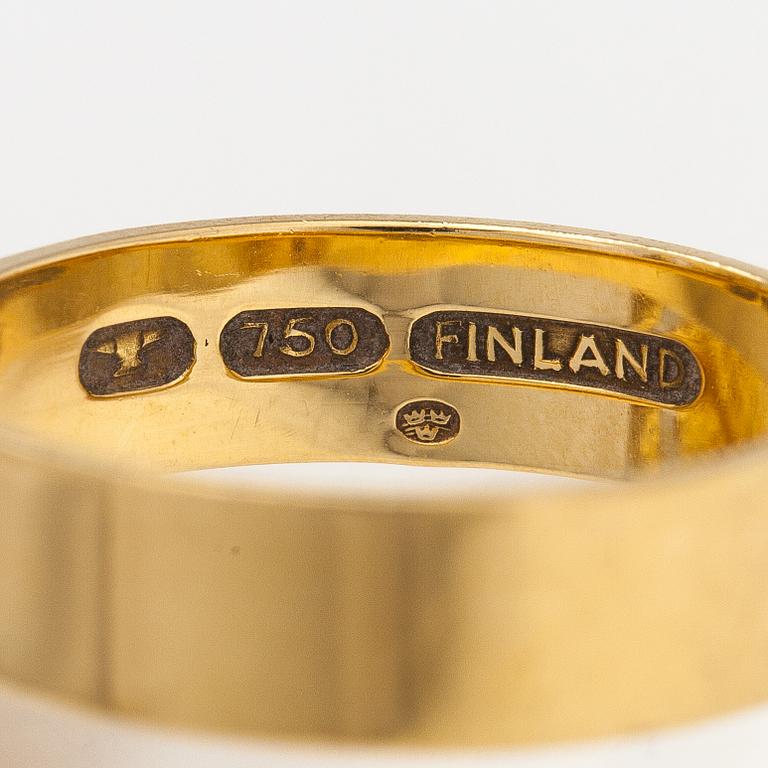 Elis Kauppi, an 18K gold ring with cultured pearls. Kupittaan kulta, Turku.