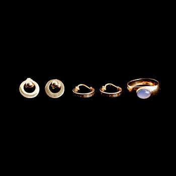 RING SAMT ÖRHÄNGEN, 2 par, 18 k guld. Total vikt ca 6 gram.