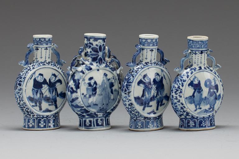 PILGRIMSFLASKOR, 4 st, porslin, Kina, sen Qing-dynasti, 18/1900-tal.