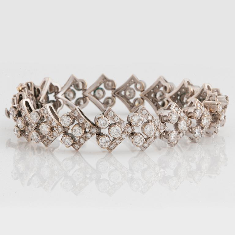 An 18K white gold bracelet set with round brilliant-cut diamonds.