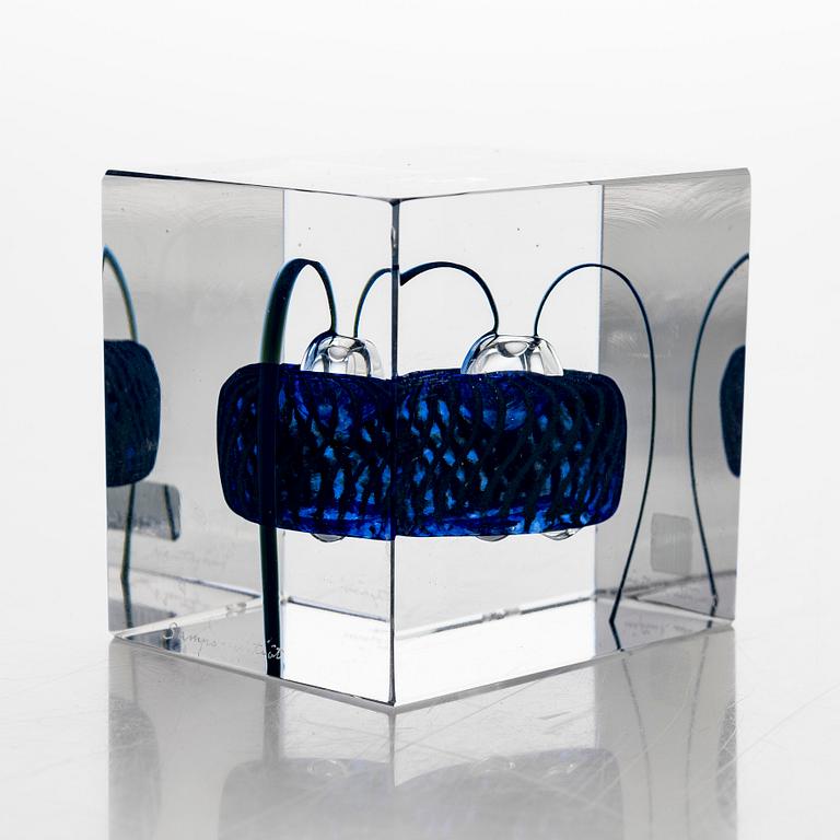 Oiva Toikka, a glass cube, signed Oiva Toikka, Nuutajärvi, Sampo-yhtiöt.