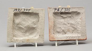 ULLA & GUSTAV KRAITZ, ett par, PLAKETTER, keramik möjligen Fogdarp, Förslövsholm, sign o numr 75 resp  193/325.