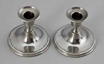 LJUSSTAKAR SAMT ett par BÄGARE, tenn, Firma Svenskt Tenn. 1926 resp 1930.