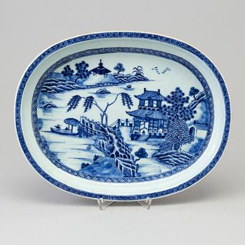 A blue and white export porcelain serving dish, Qing dynasty, Qianlong (1736-95).