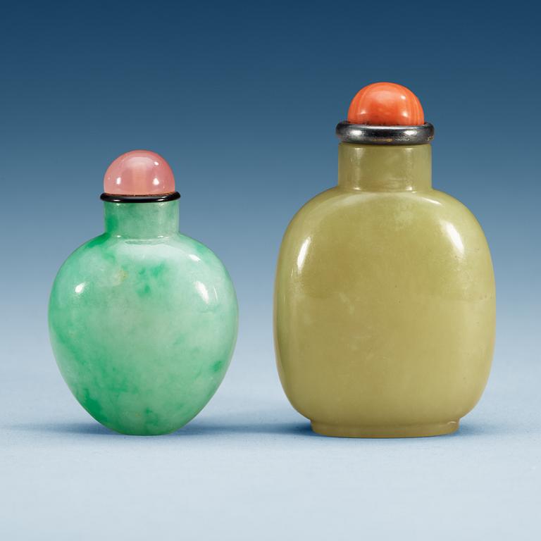 Two nephrite snuff bottles, with stoppers, Qing dynasty (1644-1912).