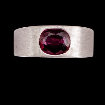 RING, 18 k vitguld, rubin. Total vikt ca 20 g.