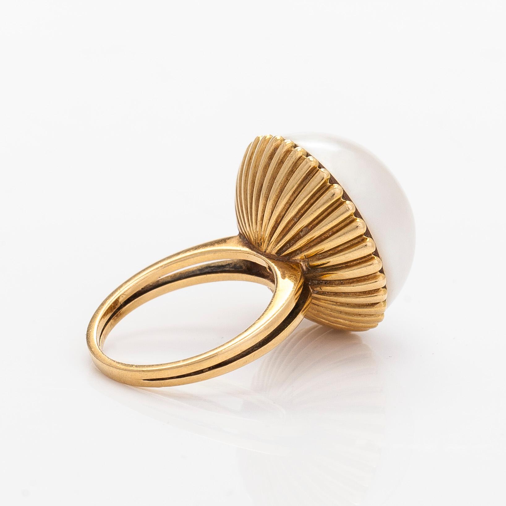 Ring, 18K gold and mabé pearl.