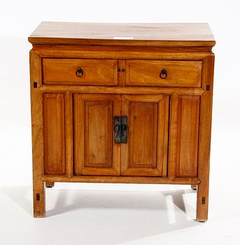 SKÅP, orientalisk. 1900-tal.