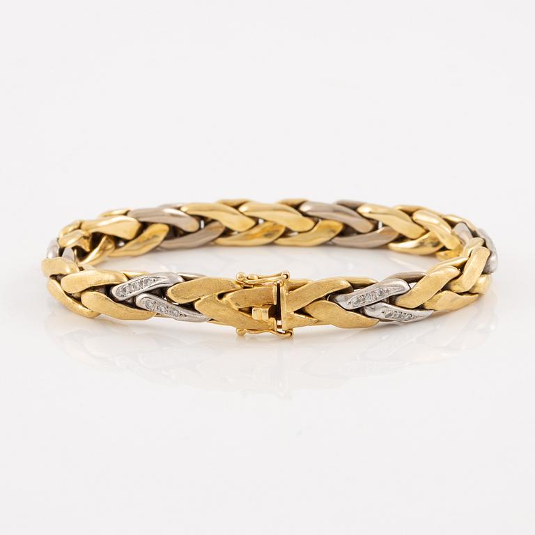 Bracelet 18K gold with round brilliant-cut diamonds.