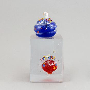 A glass sculpture by Ardy Strüwer, signed and dated 2001.