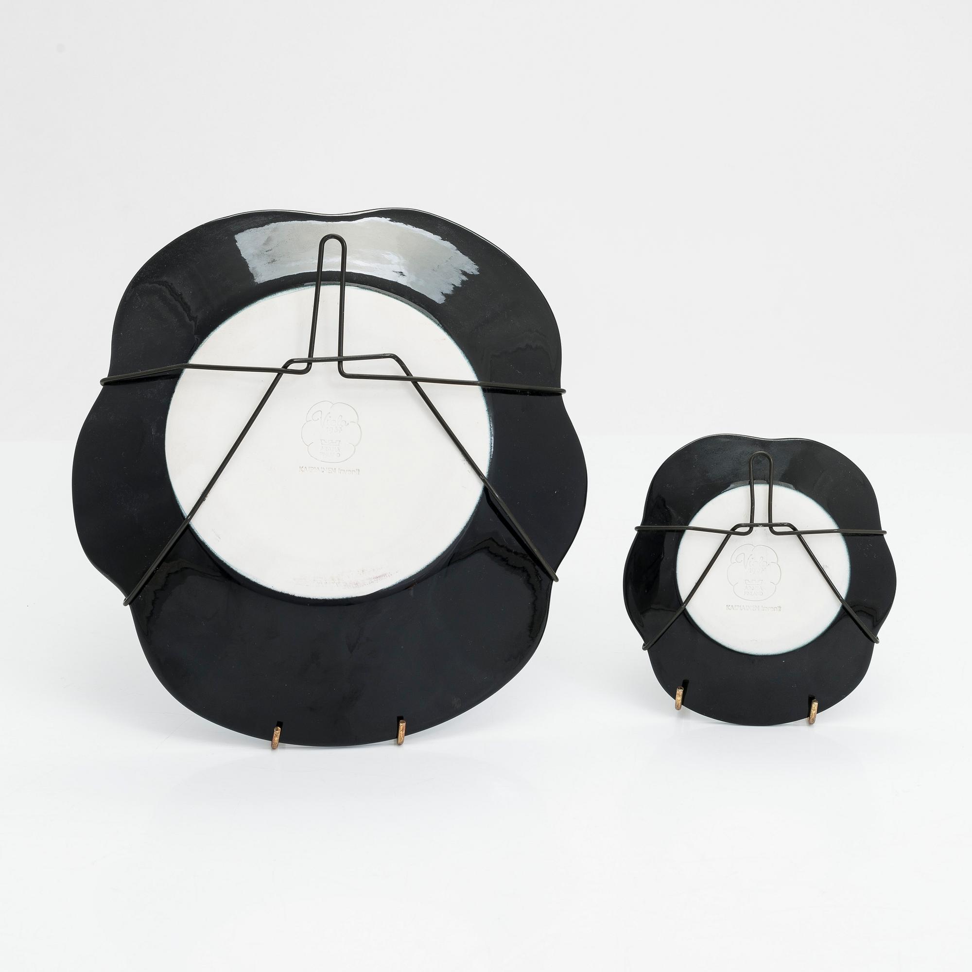 Birger Kaipiainen, dekorationsfat, 2 st, "Viola", stämpelmärkta, Arabia, 1900-talets slut.