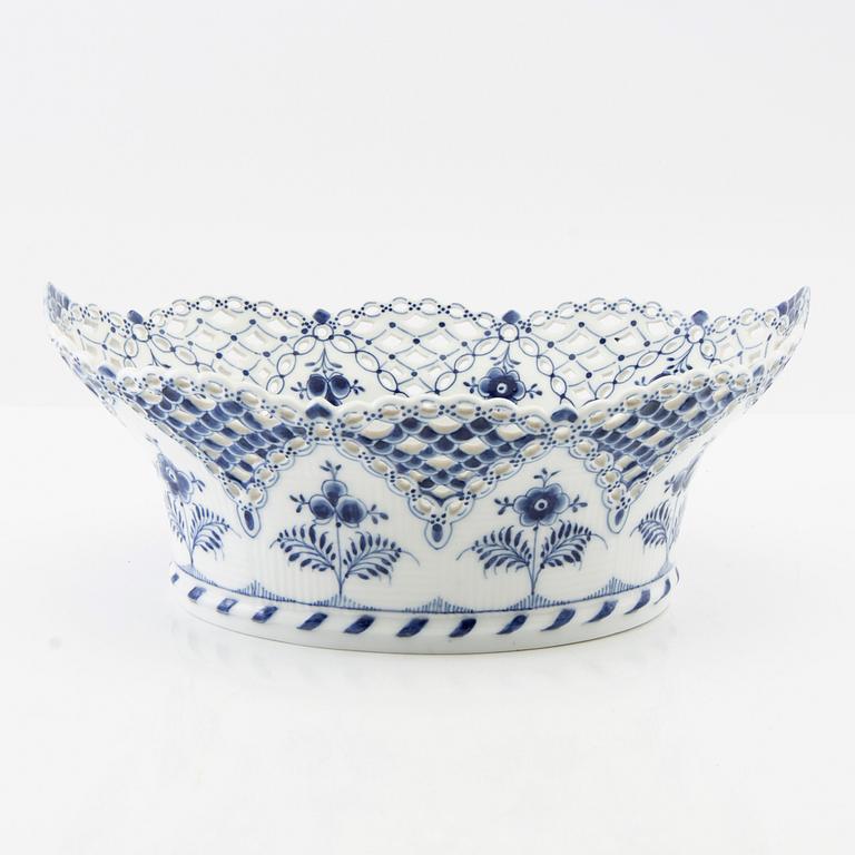 Porcelain lattice bowl "Musselmalet helblonde" Royal Copenhagen, Denmark.