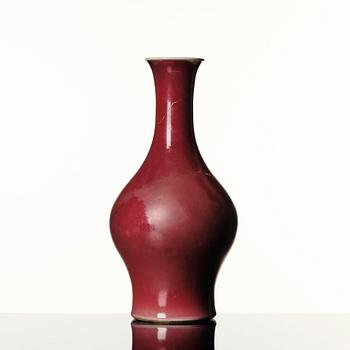 Vas, porslin. Qingdynastin, 1800-tal.
