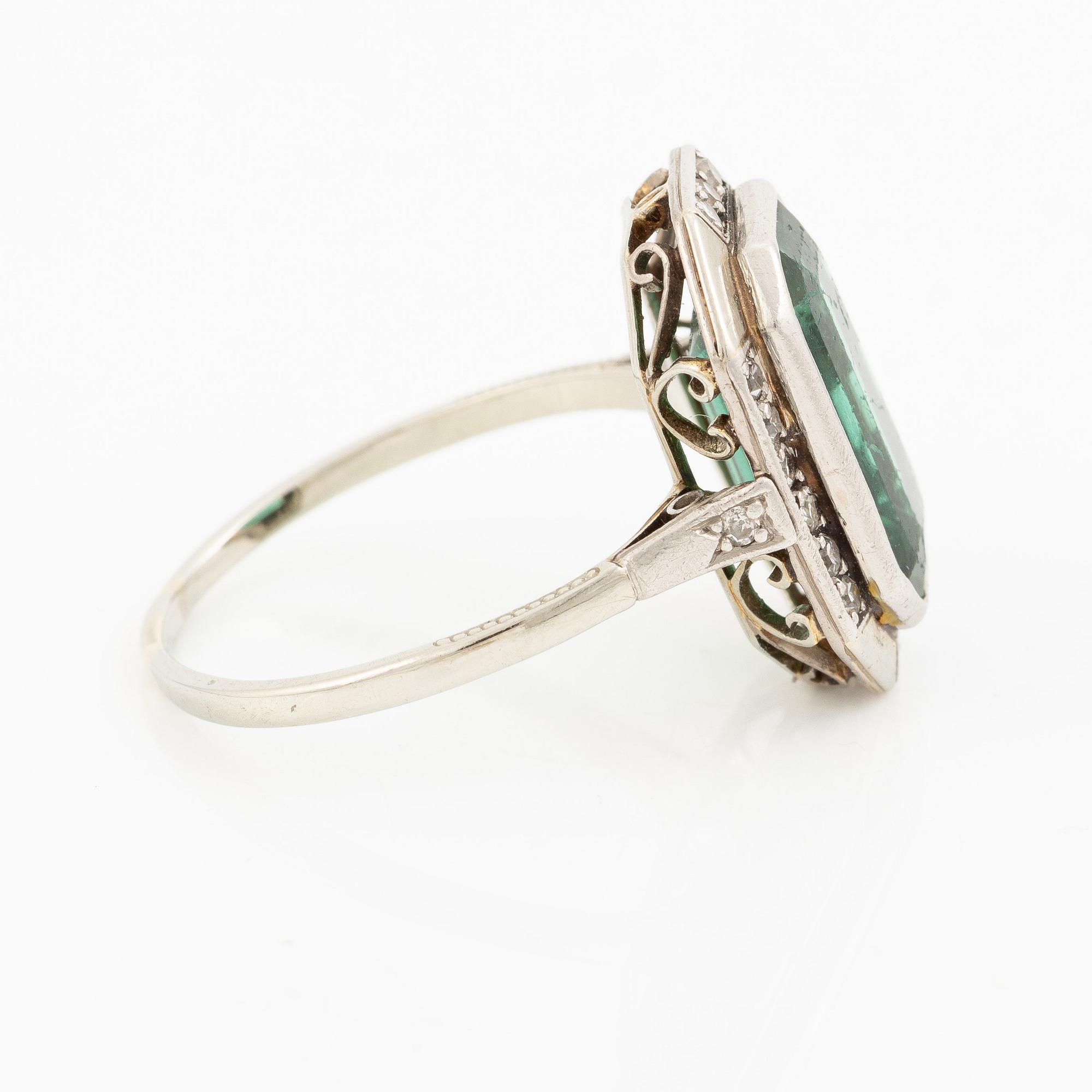 Ring 14K vitguld med grön turmalin och åttkantslipade diamanter.