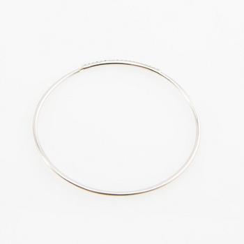 Armring, 18K vitguld med runda briljantslipade diamanter.